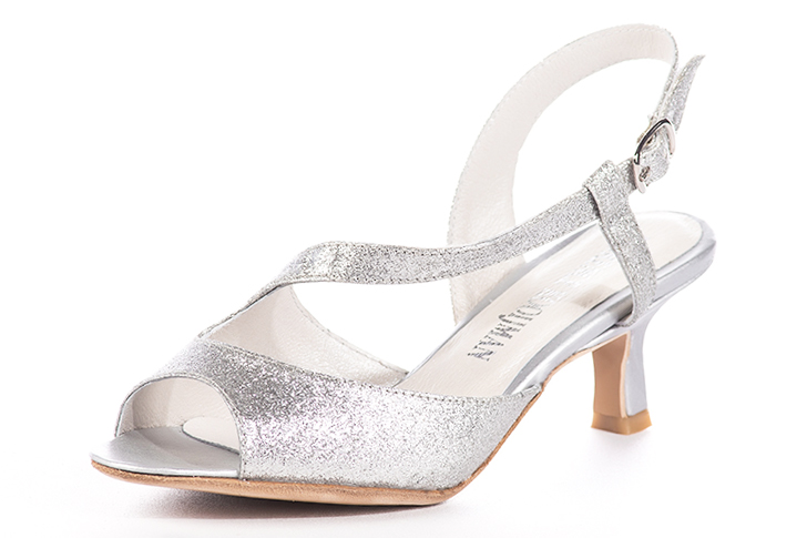 Sandales habillées, élégantes et raffinées, ouvertes à l'arrière, avec des brides croisées, coloris argent platine. Bout rond. Mi-haut à haut. Talon bobine. Cérémonie, soirée, cocktail, évènementiel. Personnalisation : Choix des cuirs, 
                des couleurs et des talons. Petites et grandes pointures. - Florence KOOIJMAN