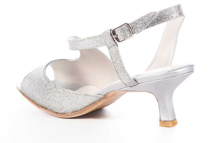 Sandales habillées, élégantes et raffinées, ouvertes à l'arrière, avec des brides croisées, coloris argent platine. Bout rond. Mi-haut à haut. Talon bobine. Cérémonie, soirée, cocktail, évènementiel. Personnalisation : Choix des cuirs, 
                des couleurs et des talons. Petites et grandes pointures. - Florence KOOIJMAN