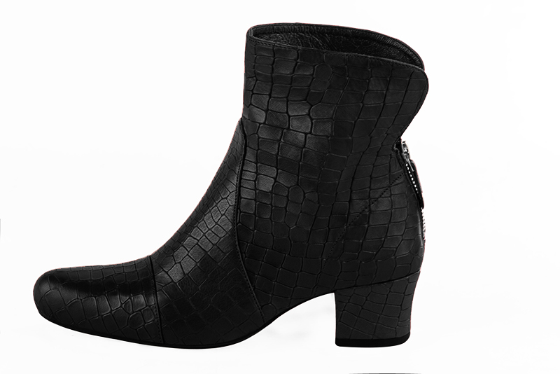 Bottines élégantes et raffinées avec une fermeture éclair à l'arrière, coloris noir satiné. Bout rond. Mi-haut. Talon trotteur. Personnalisation : Choix des cuirs, des couleurs et des talons. Cou-de-pied sur mesure. - Florence KOOIJMAN