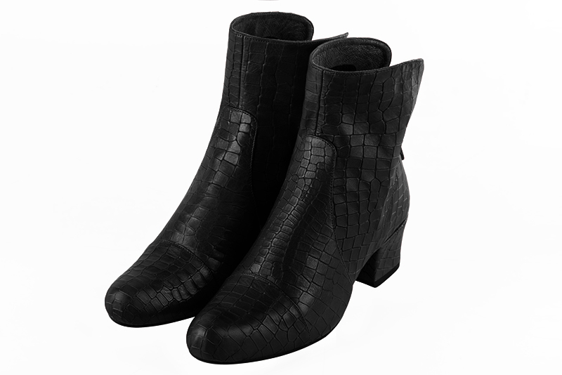 Boots femme zip : Boots luxe avec une fermeture éclair à l'arrière couleur noir satiné. Talon mi-haut. Talon trotteur. Bout rond - Florence KOOIJMAN