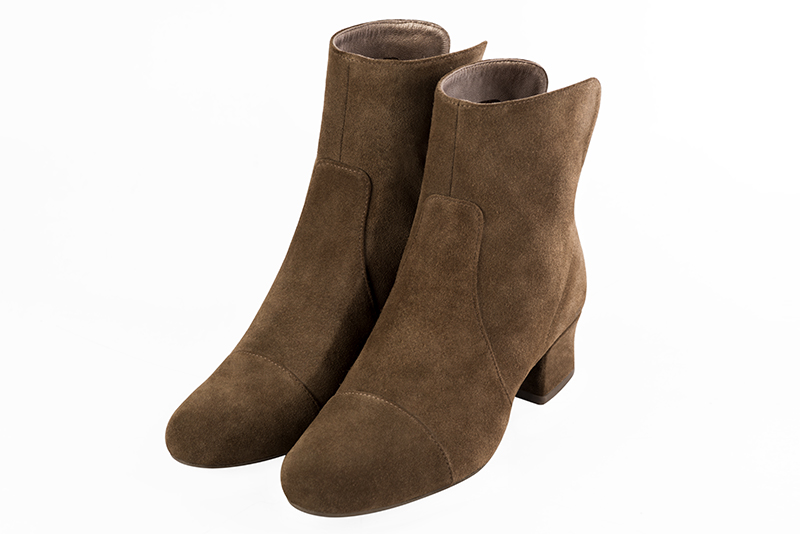 Boots femme zip : Boots luxe avec une fermeture éclair à l'arrière couleur marron chocolat. Talon mi-haut. Talon trotteur. Bout rond - Florence KOOIJMAN