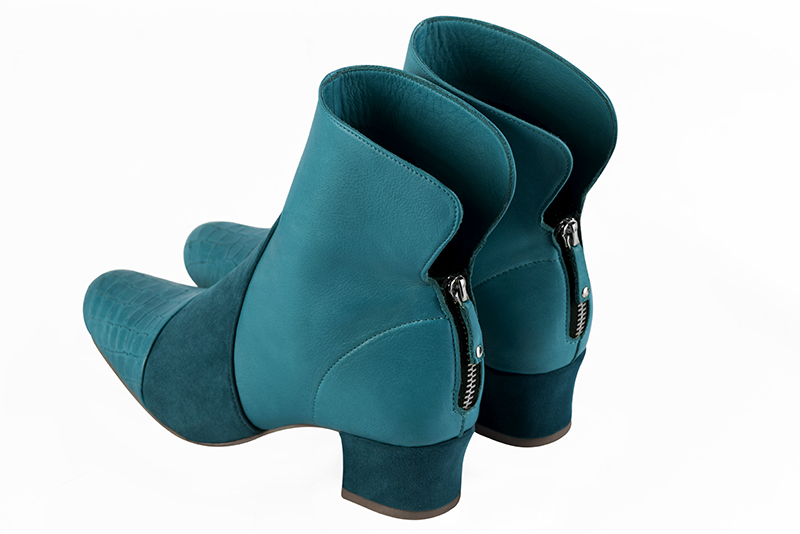 Boots femme : Boots fermeture éclair à l'arrière couleur bleu turquoise. Bout rond. Petit talon trotteur. Vue arrière - Florence KOOIJMAN
