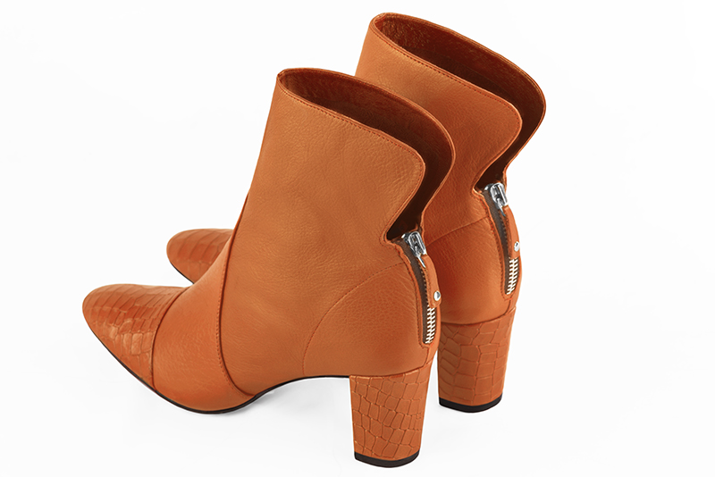 Boots femme : Boots fermeture éclair à l'arrière couleur orange abricot. Bout rond. Talon mi-haut bottier. Vue arrière - Florence KOOIJMAN