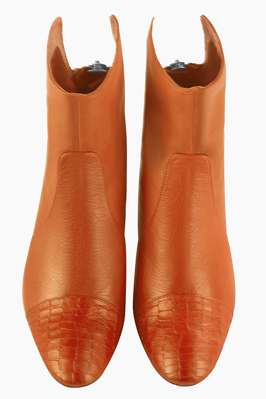 Boots femme : Boots fermeture éclair à l'arrière couleur orange abricot. Bout rond. Talon mi-haut bottier. Vue du dessus - Florence KOOIJMAN