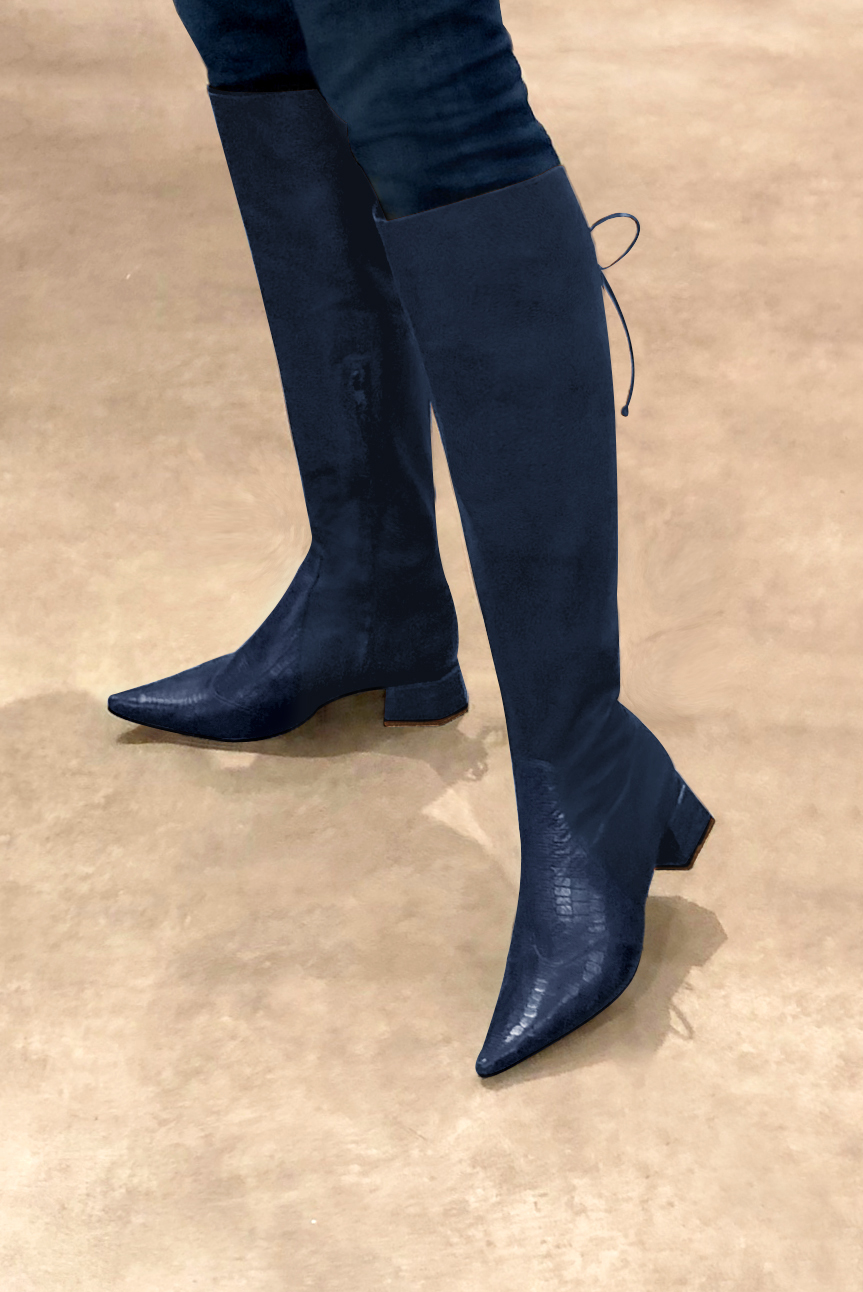 Botte femme : Bottes femme avec des lacets arrières sur mesures couleur bleu marine. Bout pointu. Petit talon évasé. Vue porté - Florence KOOIJMAN