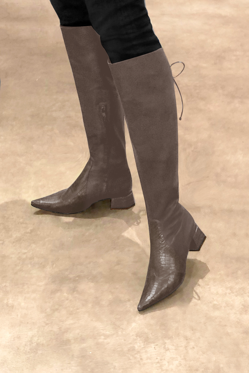 Botte femme : Bottes femme avec des lacets arrières sur mesures couleur marron taupe. Bout pointu. Petit talon évasé. Vue porté - Florence KOOIJMAN