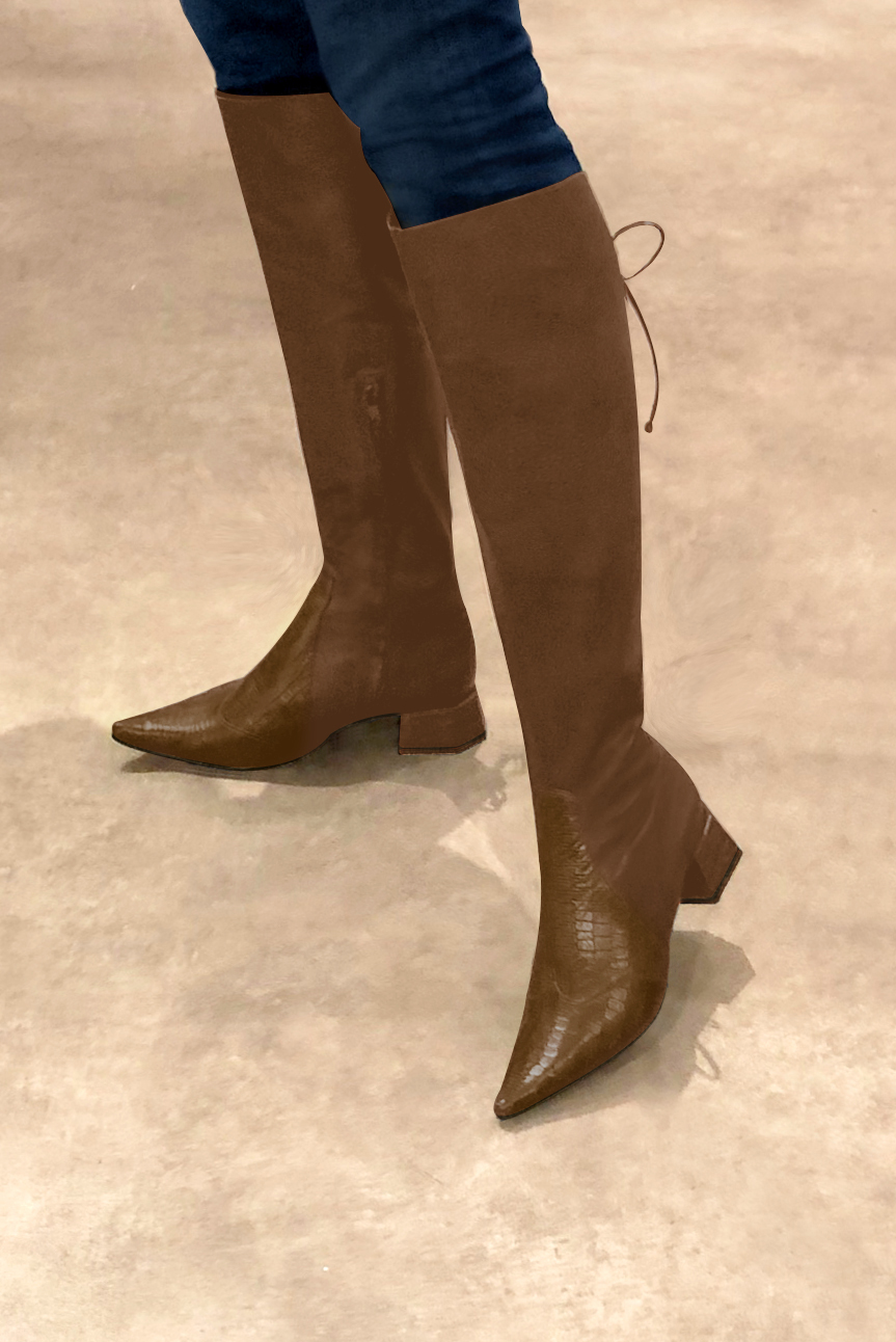 Botte femme : Bottes femme avec des lacets arrières sur mesures couleur marron caramel. Bout pointu. Petit talon évasé. Vue porté - Florence KOOIJMAN