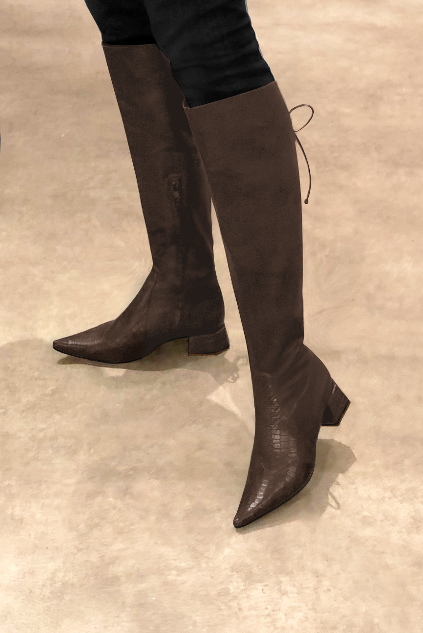 Botte femme : Bottes femme avec des lacets arrières sur mesures couleur marron ébène. Bout pointu. Petit talon évasé. Vue porté - Florence KOOIJMAN