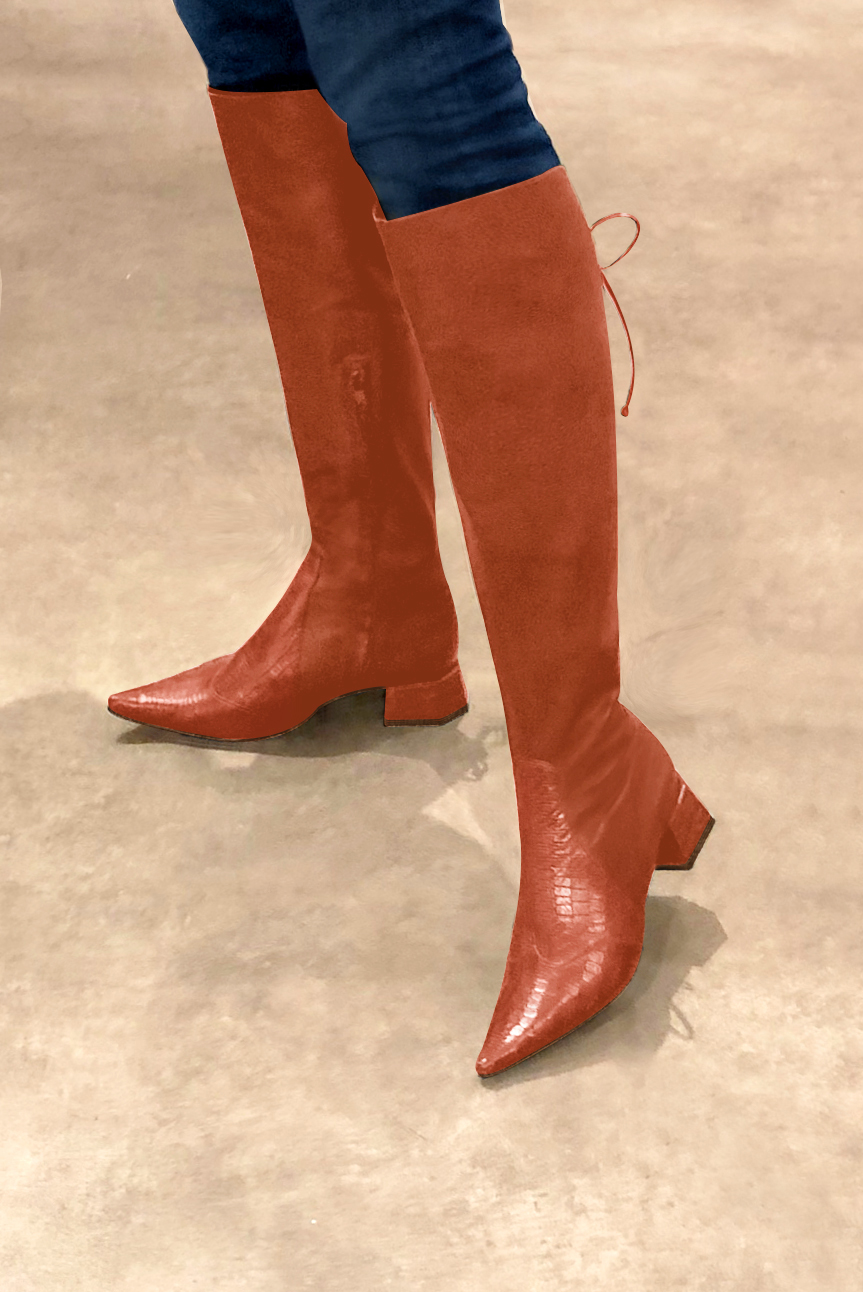 Botte femme : Bottes femme avec des lacets arrières sur mesures couleur orange corail. Bout pointu. Petit talon évasé. Vue porté - Florence KOOIJMAN
