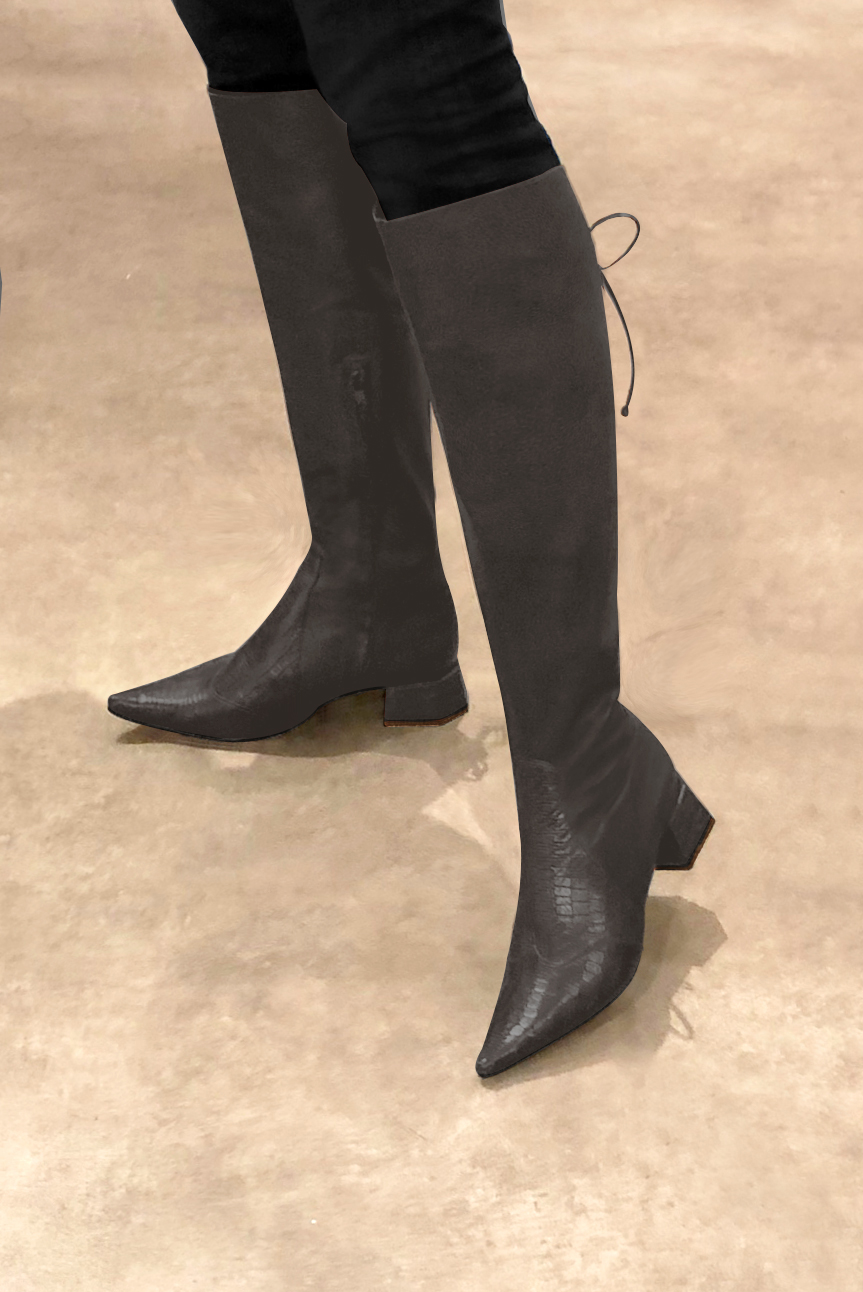 Botte femme : Bottes femme avec des lacets arrières sur mesures couleur gris acier. Bout pointu. Petit talon évasé. Vue porté - Florence KOOIJMAN