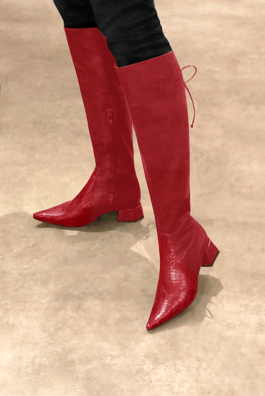 Botte femme : Bottes femme avec des lacets arrières sur mesures couleur rouge coquelicot. Bout pointu. Petit talon évasé. Vue porté - Florence KOOIJMAN