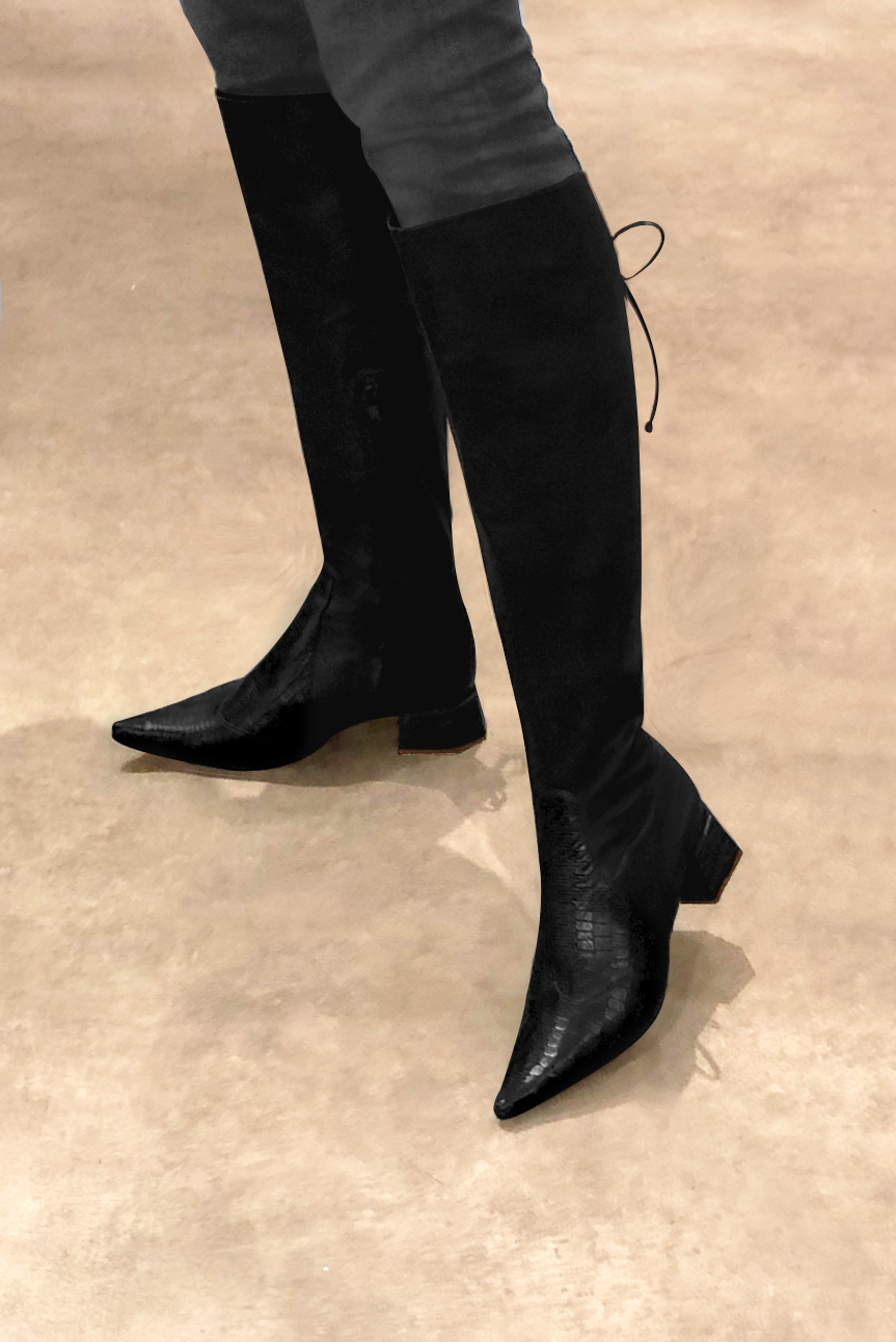 Botte femme : Bottes femme avec des lacets arrières sur mesures couleur noir satiné. Bout pointu. Petit talon évasé. Vue porté - Florence KOOIJMAN