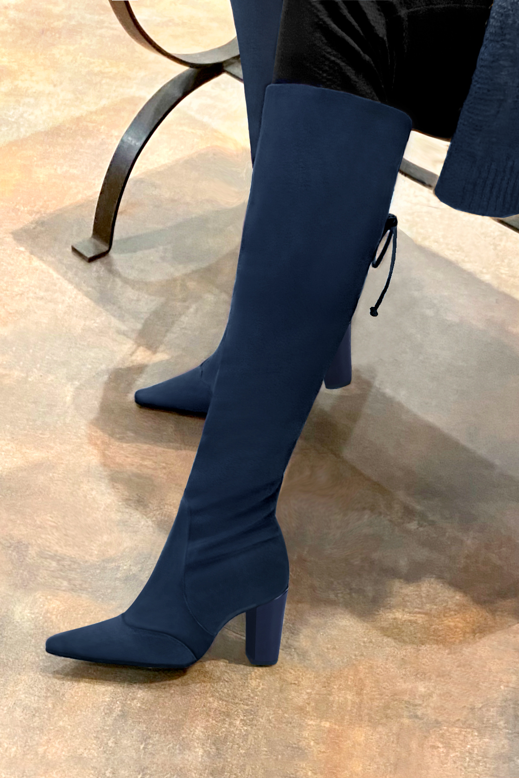 Botte femme : Bottes femme avec des lacets arrières sur mesures couleur bleu marine. Bout pointu. Talon haut bottier. Vue porté - Florence KOOIJMAN