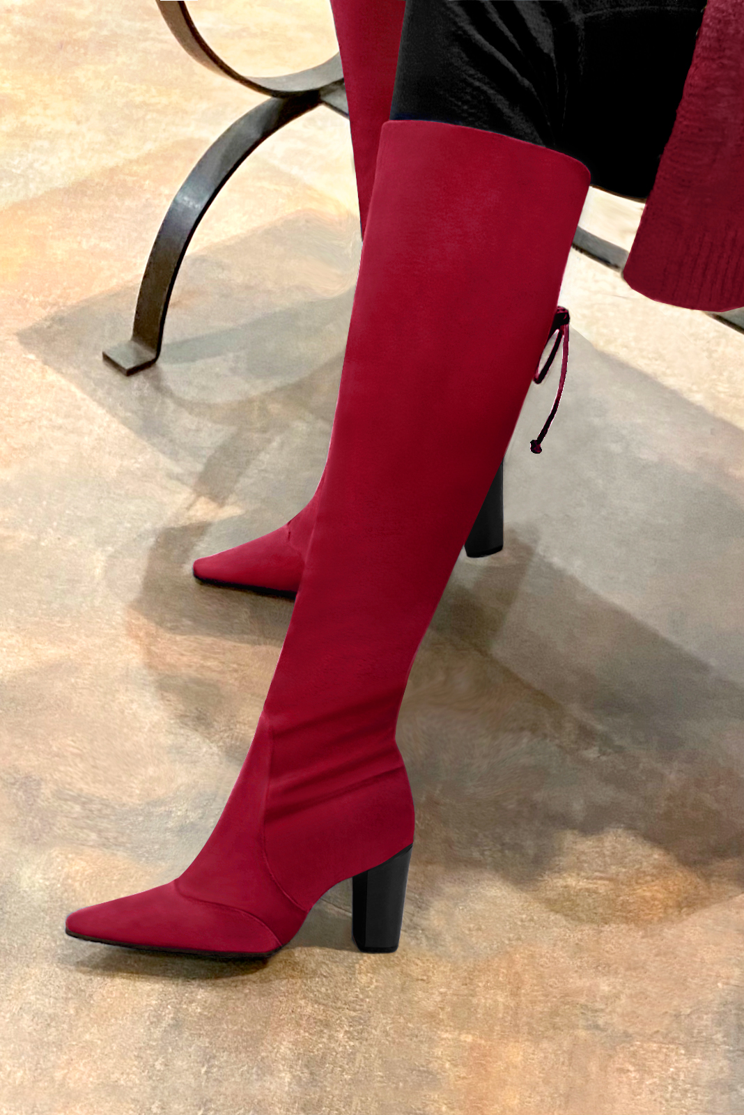 Botte femme : Bottes femme avec des lacets arrières sur mesures couleur rouge carmin. Bout pointu. Talon haut bottier. Vue porté - Florence KOOIJMAN