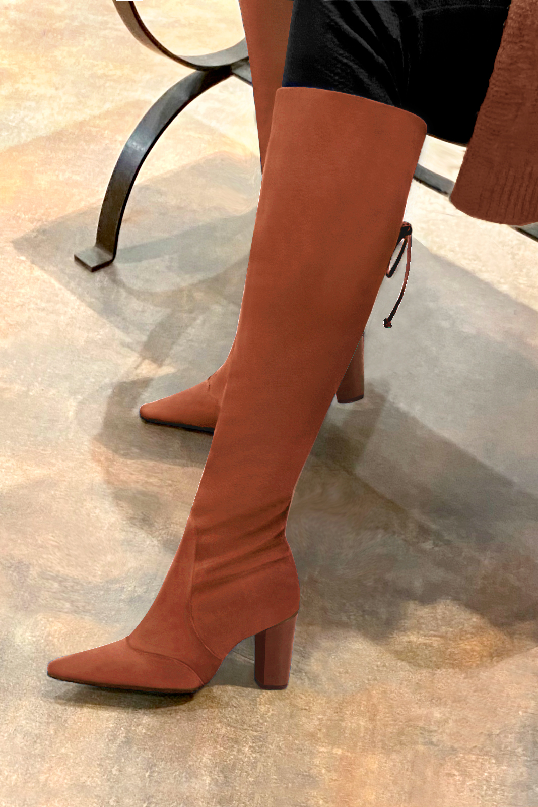 Botte femme : Bottes femme avec des lacets arrières sur mesures couleur orange corail. Bout pointu. Talon haut bottier. Vue porté - Florence KOOIJMAN