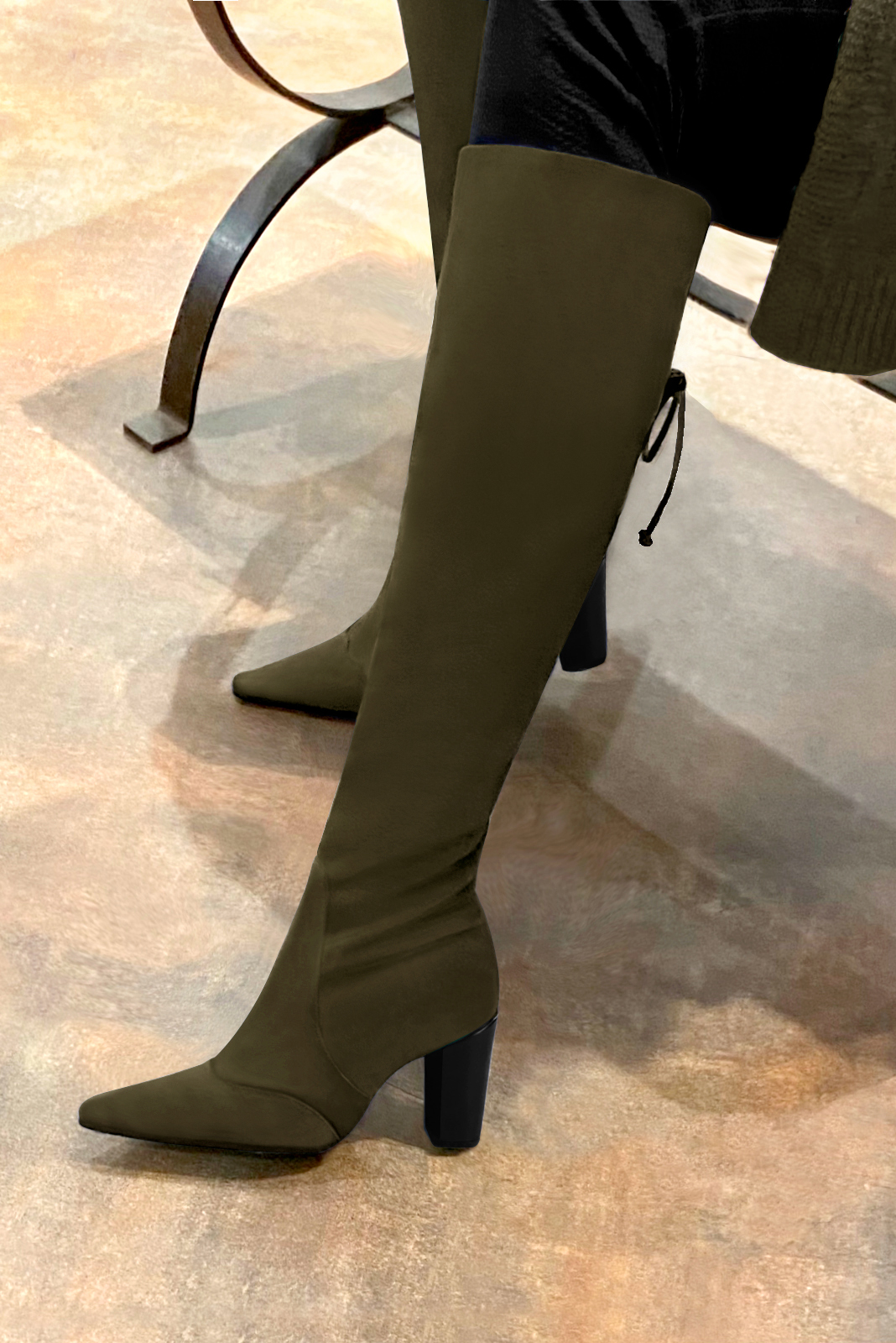 Botte femme : Bottes femme avec des lacets arrières sur mesures couleur vert kaki. Bout pointu. Talon haut bottier. Vue porté - Florence KOOIJMAN
