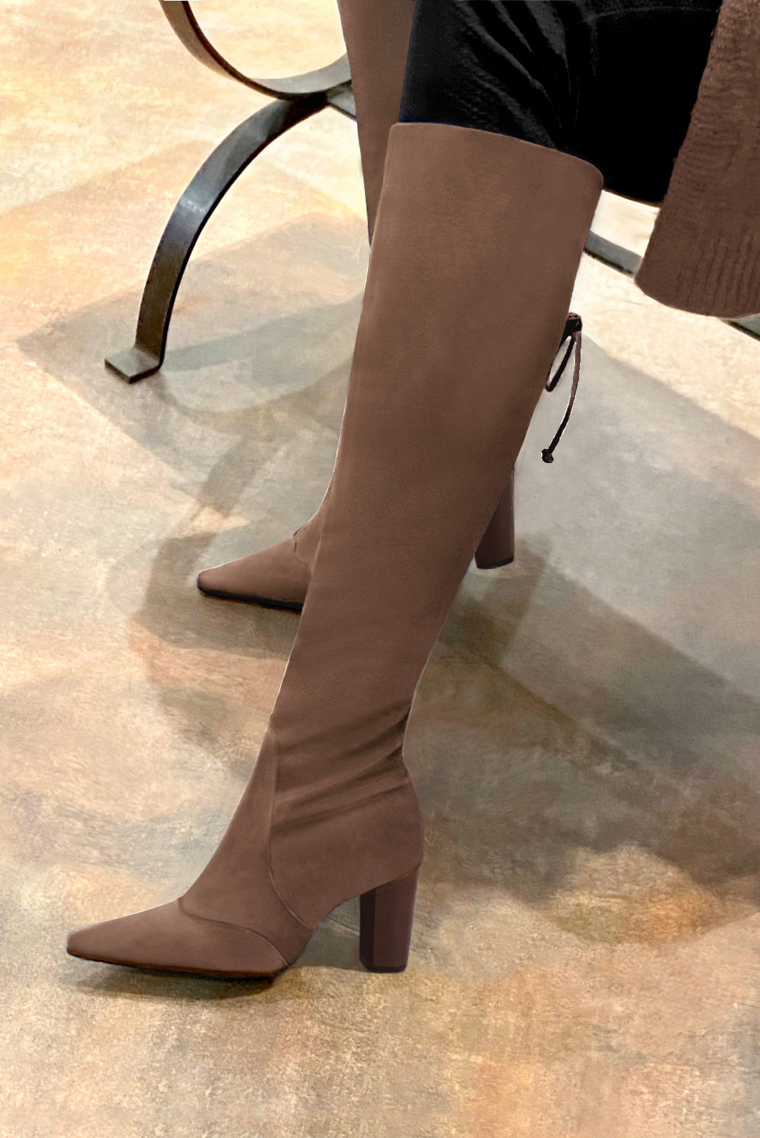 Botte femme : Bottes femme avec des lacets arrières sur mesures couleur marron chocolat. Bout pointu. Talon haut bottier. Vue porté - Florence KOOIJMAN