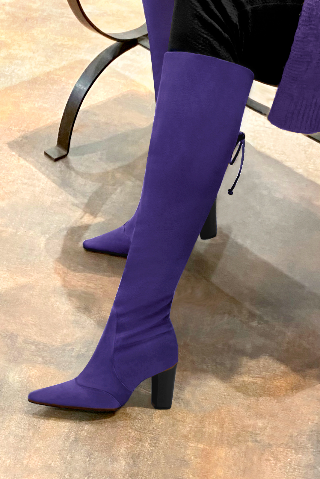 Botte femme : Bottes femme avec des lacets arrières sur mesures couleur violet outremer. Bout pointu. Talon haut bottier. Vue porté - Florence KOOIJMAN