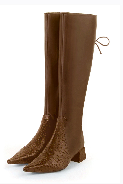 Bottes femme élégantes et raffinées, avec des lacets à l'arrière, réalisées sur mesure, coloris marron caramel. Bout pointu. Mi-haut. Talon évasé. Mollets fins ou larges. Personnalisation : Choix des cuirs, des couleurs et des talons. - Florence KOOIJMAN