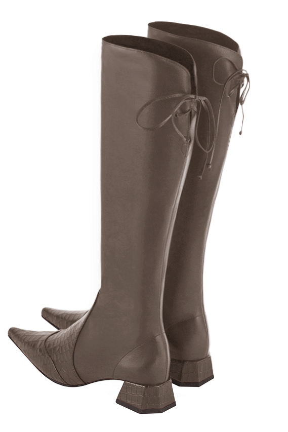 Botte femme : Bottes femme avec des lacets arrières sur mesures couleur marron taupe. Bout pointu. Petit talon évasé. Vue arrière - Florence KOOIJMAN