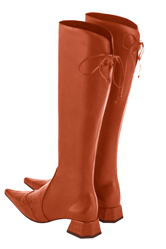 Botte femme : Bottes femme avec des lacets arrières sur mesures couleur orange corail. Bout pointu. Petit talon évasé. Vue arrière - Florence KOOIJMAN