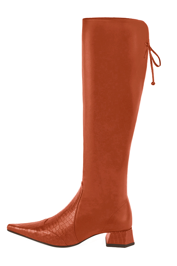 Botte femme : Bottes femme avec des lacets arrières sur mesures couleur orange corail. Bout pointu. Petit talon évasé. Vue de profil - Florence KOOIJMAN