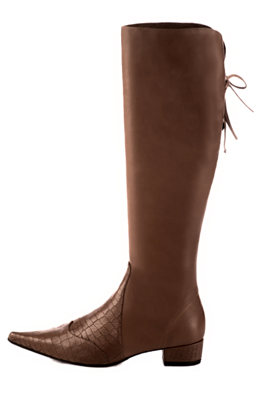 Bottes femme élégantes et raffinées, avec des lacets à l'arrière, réalisées sur mesure, coloris marron caramel. Bout pointu. Mi-haut. Talon bottier. Mollets fins ou larges. Personnalisation : Choix des cuirs, des couleurs et des talons. - Florence KOOIJMAN