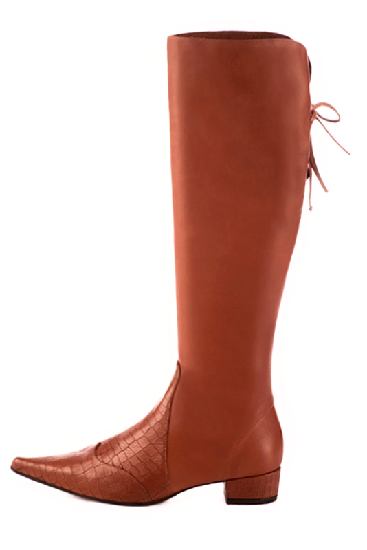 Botte femme : Bottes femme avec des lacets arrières sur mesures couleur orange corail. Bout pointu. Petit talon bottier. Vue de profil - Florence KOOIJMAN