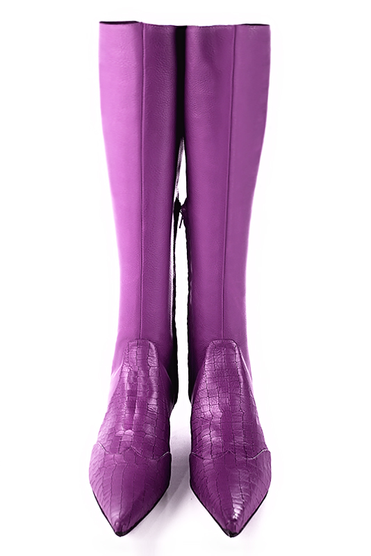 Bottes femme élégantes et raffinées, avec des lacets à l'arrière, réalisées sur mesure, coloris violet mauve. Bout pointu. Mi-haut. Talon bottier. Mollets fins ou larges. Personnalisation : Choix des cuirs, des couleurs et des talons. - Florence KOOIJMAN