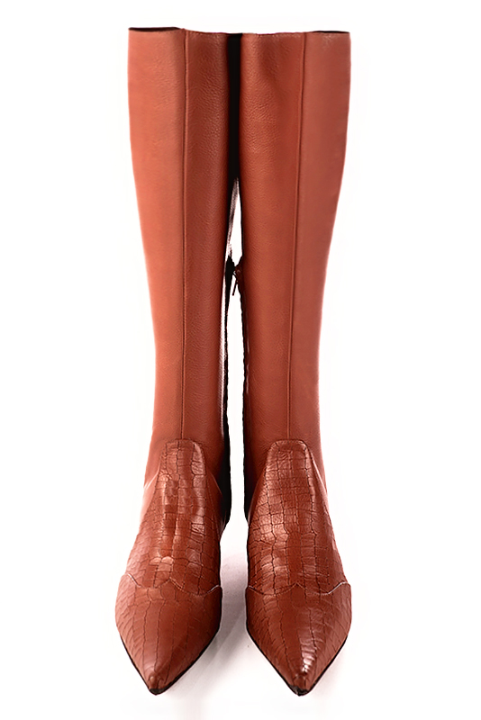 Botte femme : Bottes femme avec des lacets arrières sur mesures couleur orange corail. Bout pointu. Petit talon bottier. Vue du dessus - Florence KOOIJMAN