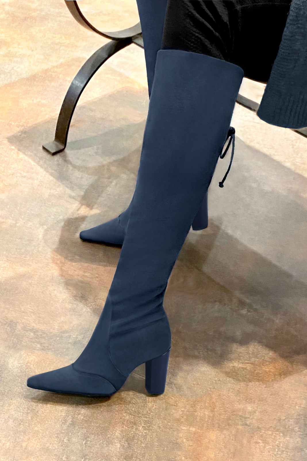 Botte femme : Bottes femme avec des lacets arrières sur mesures couleur bleu denim. Bout effilé. Talon très haut bottier. Vue porté - Florence KOOIJMAN