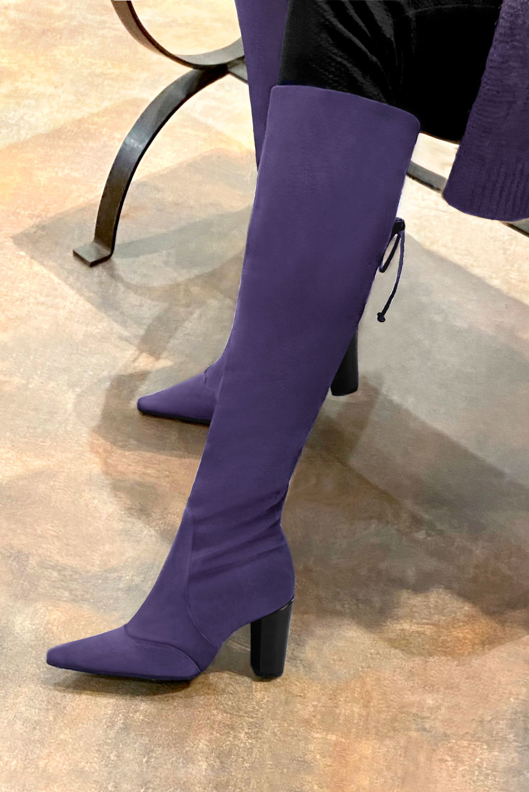 Botte femme : Bottes femme avec des lacets arrières sur mesures couleur violet lavande. Bout effilé. Talon très haut bottier. Vue porté - Florence KOOIJMAN