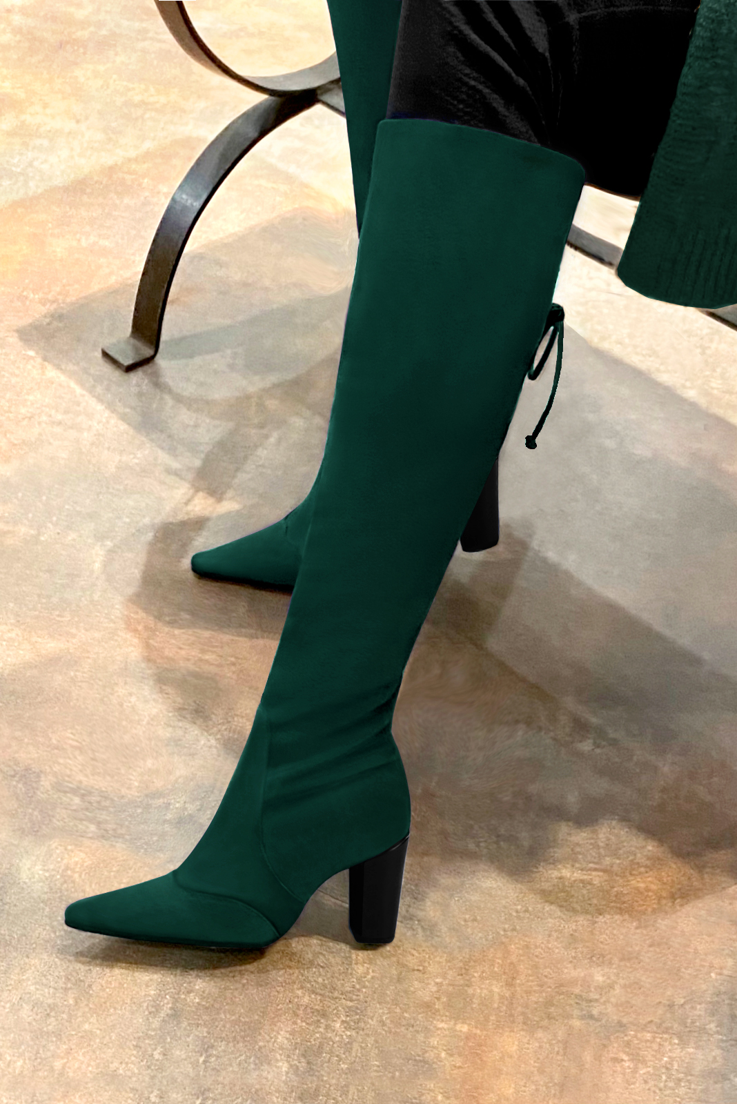 Botte femme : Bottes femme avec des lacets arrières sur mesures couleur vert bouteille. Bout effilé. Talon très haut bottier. Vue porté - Florence KOOIJMAN