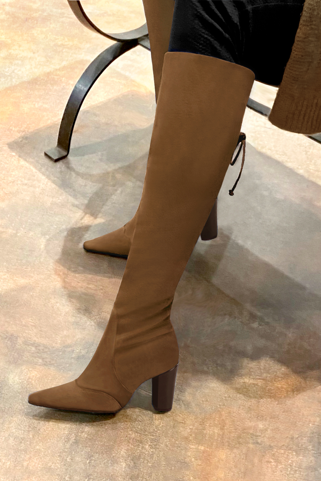 Botte femme : Bottes femme avec des lacets arrières sur mesures couleur marron caramel. Bout effilé. Talon très haut bottier. Vue porté - Florence KOOIJMAN