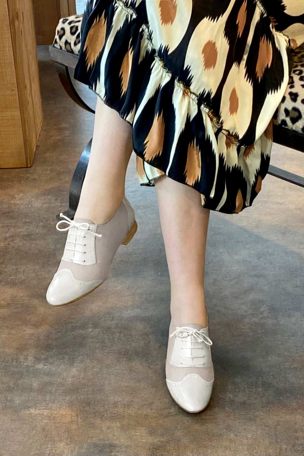 Chaussure femme à lacets : Derby original couleur blanc cassé et beige naturel.. Vue porté - Florence KOOIJMAN