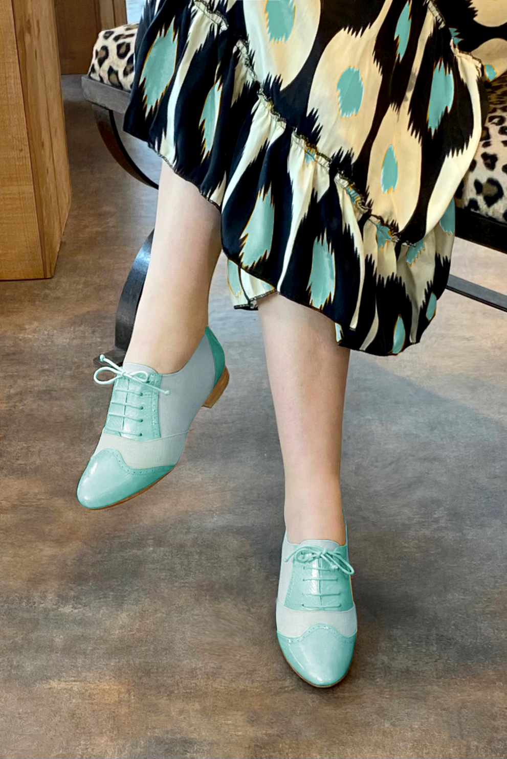 Chaussure femme à lacets : Derby original couleur bleu lagon.. Vue porté - Florence KOOIJMAN
