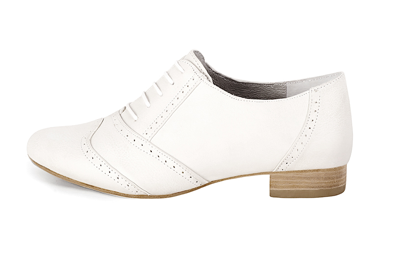 Chaussure femme à lacets : Derby original couleur blanc cassé. Bout rond. Semelle cuir talon plat. Vue de profil - Florence KOOIJMAN