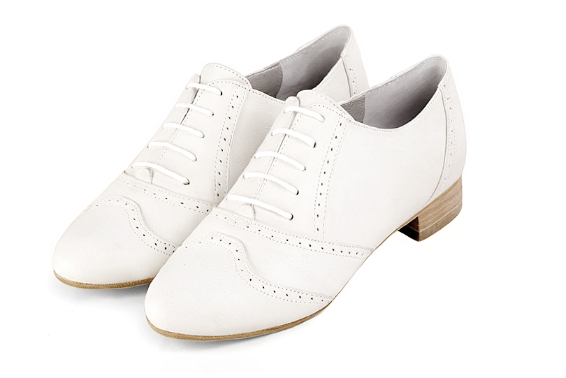 Chaussure femme à lacets : Derby original couleur blanc cassé. Bout rond. Semelle cuir talon plat Vue avant - Florence KOOIJMAN