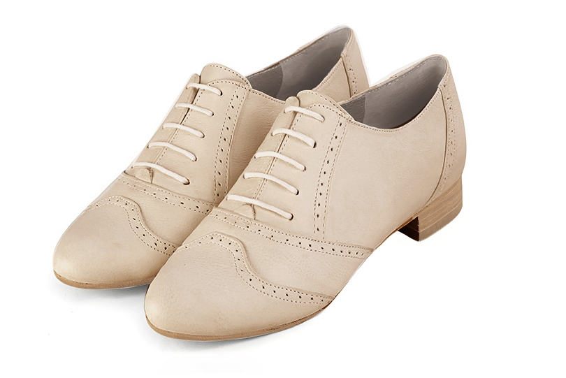 Chaussure femme à lacets : Derby original couleur blanc ivoire. Bout rond. Semelle cuir talon plat Vue avant - Florence KOOIJMAN