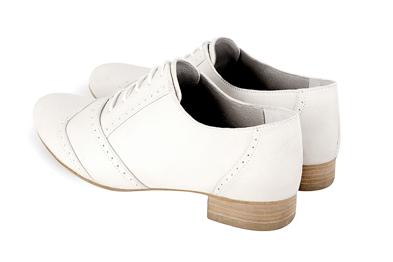 Chaussure femme à lacets : Derby original couleur blanc cassé. Bout rond. Semelle cuir talon plat. Vue arrière - Florence KOOIJMAN