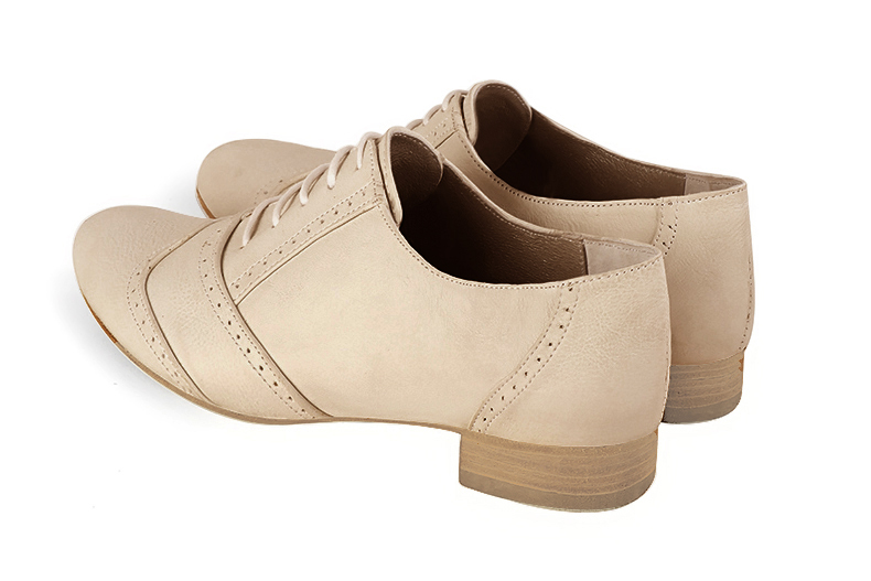 Chaussure femme à lacets : Derby original couleur blanc ivoire. Bout rond. Semelle cuir talon plat. Vue arrière - Florence KOOIJMAN