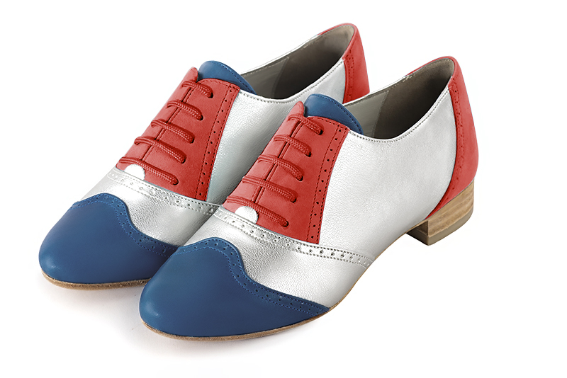 Chaussure femme à lacets : Derby original couleur bleu denim, argent platine et rouge coquelicot. Vue avant - Florence KOOIJMAN