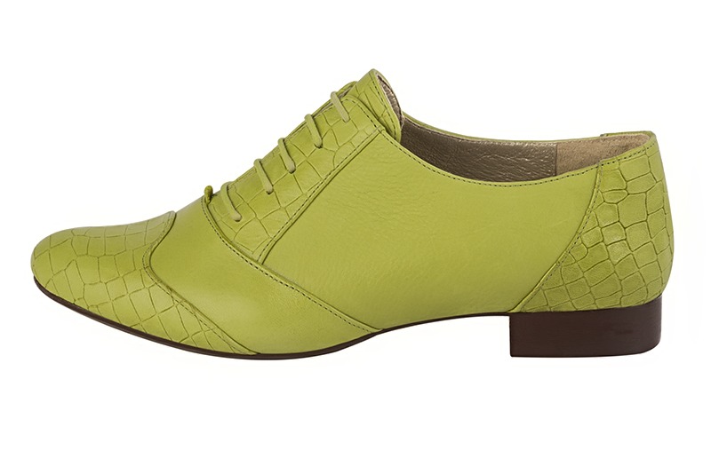 Chaussure femme à lacets : Derby original couleur vert pistache. Bout rond. Semelle cuir talon plat. Vue de profil - Florence KOOIJMAN