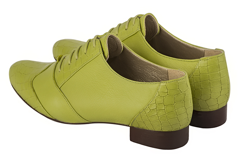 Chaussure femme à lacets : Derby original couleur vert pistache. Bout rond. Semelle cuir talon plat. Vue arrière - Florence KOOIJMAN