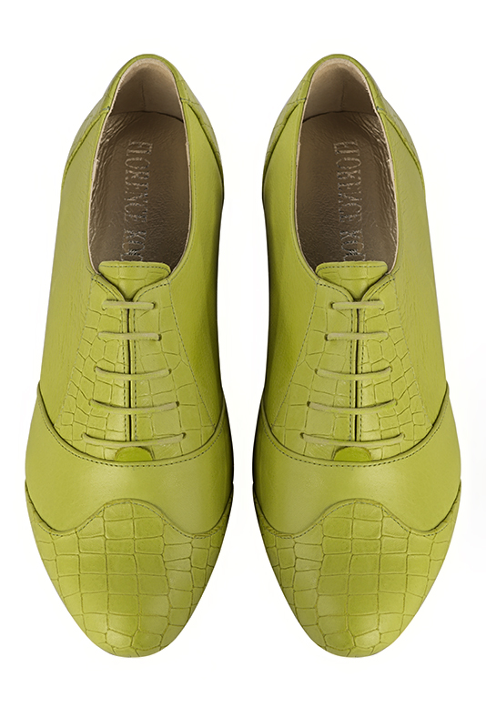 Chaussure femme à lacets : Derby original couleur vert pistache. Bout rond. Semelle cuir talon plat. Vue du dessus - Florence KOOIJMAN