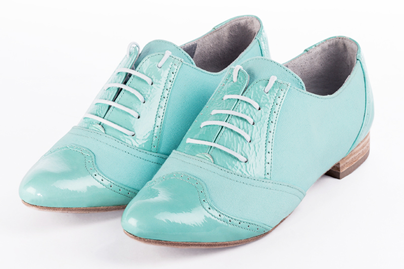 Chaussure femme à lacets : Derby original couleur bleu lagon. Bout rond. Semelle cuir talon plat Vue avant - Florence KOOIJMAN