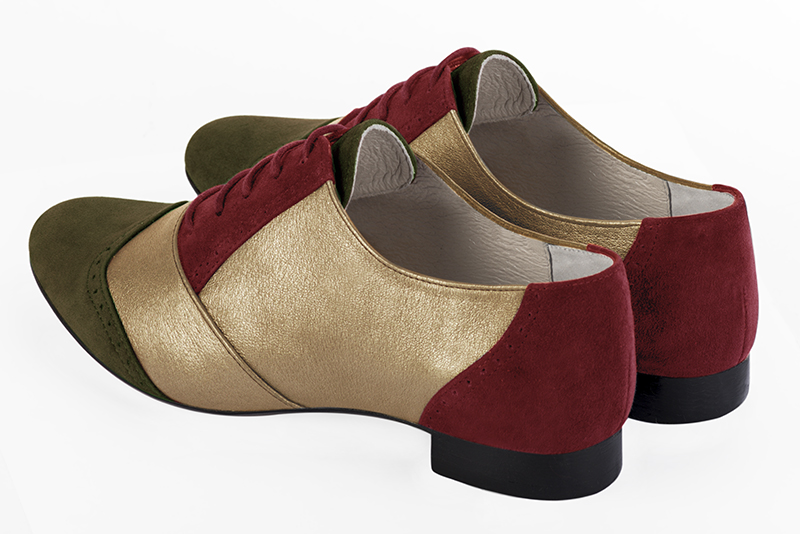 Chaussure femme à lacets : Derby original couleur vert kaki, or doré et rouge bordeaux. Bout rond. Semelle cuir talon plat. Vue arrière - Florence KOOIJMAN
