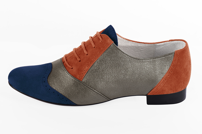 Chaussure femme à lacets : Derby original couleur bleu marine, marron taupe et orange corail.. Vue de profil - Florence KOOIJMAN
