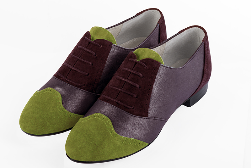 Chaussure femme à lacets : Derby original couleur vert pistache, violet myrtille et rouge aubergine. Bout rond. Semelle cuir talon plat Vue avant - Florence KOOIJMAN