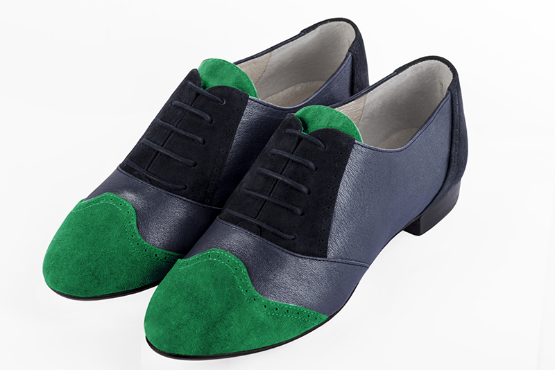Chaussure femme à lacets : Derby original couleur vert émeraude et bleu denim. Bout rond. Semelle cuir talon plat Vue avant - Florence KOOIJMAN